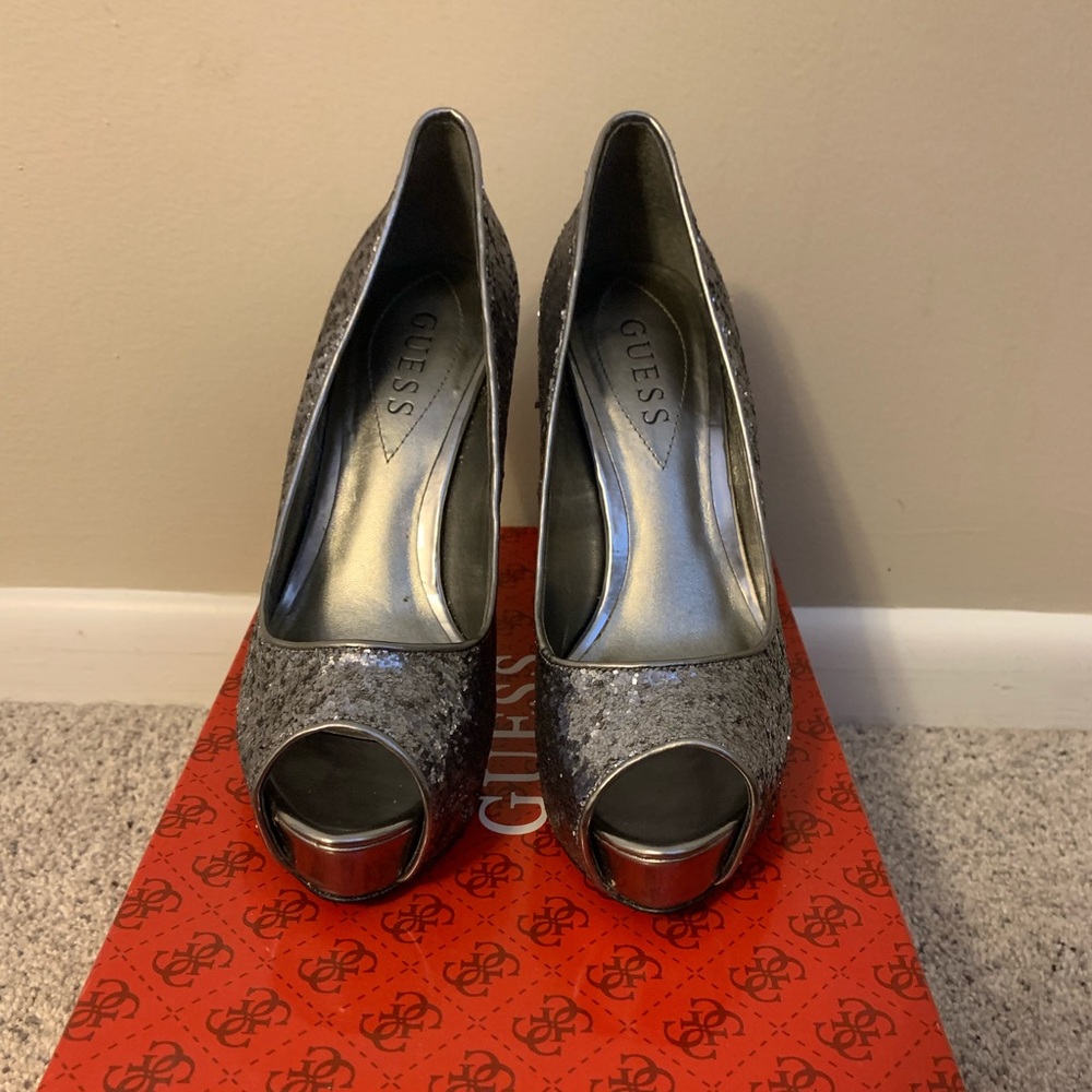 Guess silver/metallic textured heels, size 6